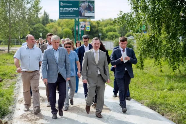 В Советском районе Новосибирска до конца октября завершится первая очередь благоустройства сквера по улице Демакова Максим Кудрявцев напомнил, что сквер на Демакова жители Советского района Новосибирска ждут давно, но денег на него раньше не находилось. Теперь же на работы выделили 180 млн рублей, их освоят в течение двух лет. «Проект реализуется в два этапа, продумано всё: благоустройство, озеленение, освещение. В стиле деревянного зодчества построят павильон, где можно будет собраться для общения, будут спортивные и детские площадки – то есть все, что нужно для того, чтобы сквер стал местом притяжения для жителей района», — сказал мэр Максим Кудрявцев.