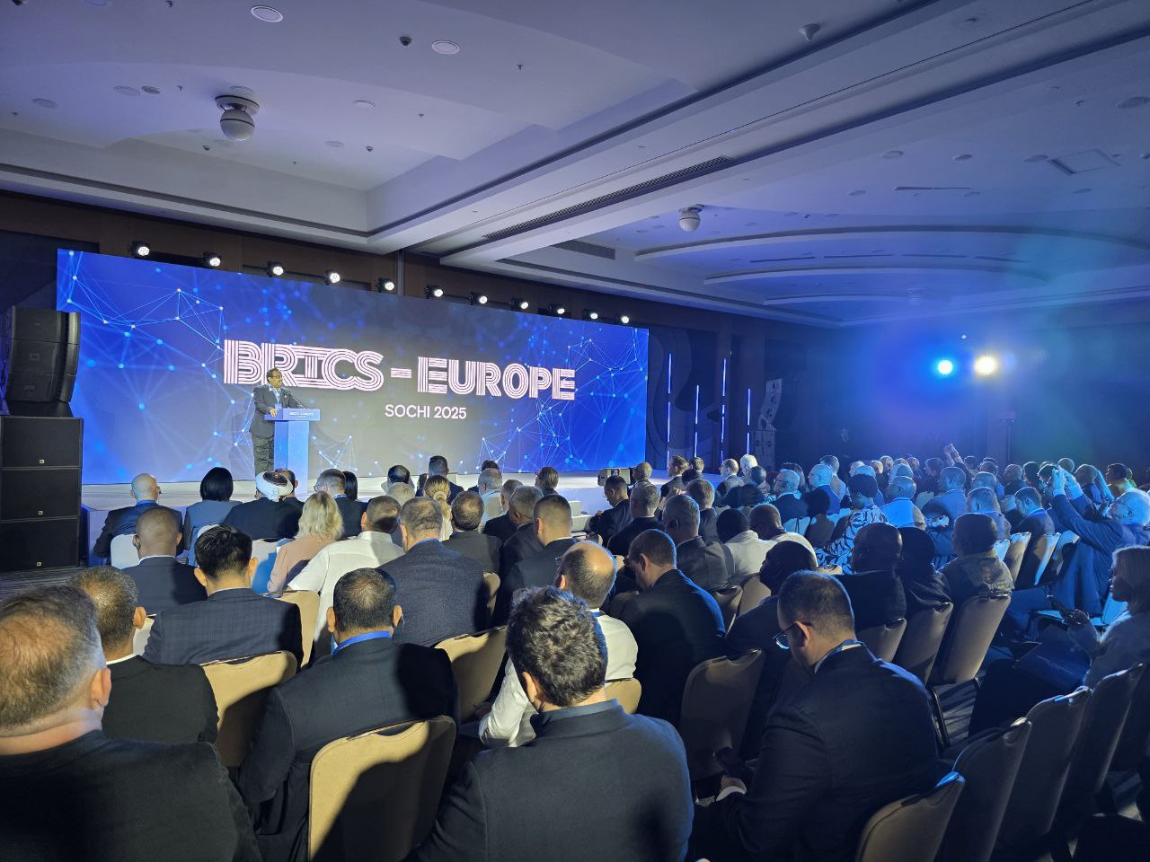 Рам Мадхав президент India Foundation БРИКС может обеспечить прорыв в развитии человечества и основан на системе ценностей которую не может дать Запад Делегат симпозиума БРИКС Европа который проходит по инициативе Единой России подчеркнул что цель симпозиума и сотрудничества стран БРИКС и Европы в предотвращении любых конфликтов между государствами ООН не справляется с возложенной на нее обязанностью Но к счастью сегодня происходит сдвиг центра тяжести из западных стран в Азиатско Тихоокеанский регион в страны Глобального Юга Это приведет к тектоническим изменениям в мире к огромной трансформации Я не хочу демонизировать никого из европейских лидеров но огромная пропасть между двумя миропорядками существует И новый миропорядок займет место старого После того как закончится переходный период мы должны будем определить кто будет принимать решения Это будут те кто сегодня объединились и представляют не интересы и не взгляды Запада подчеркнул он