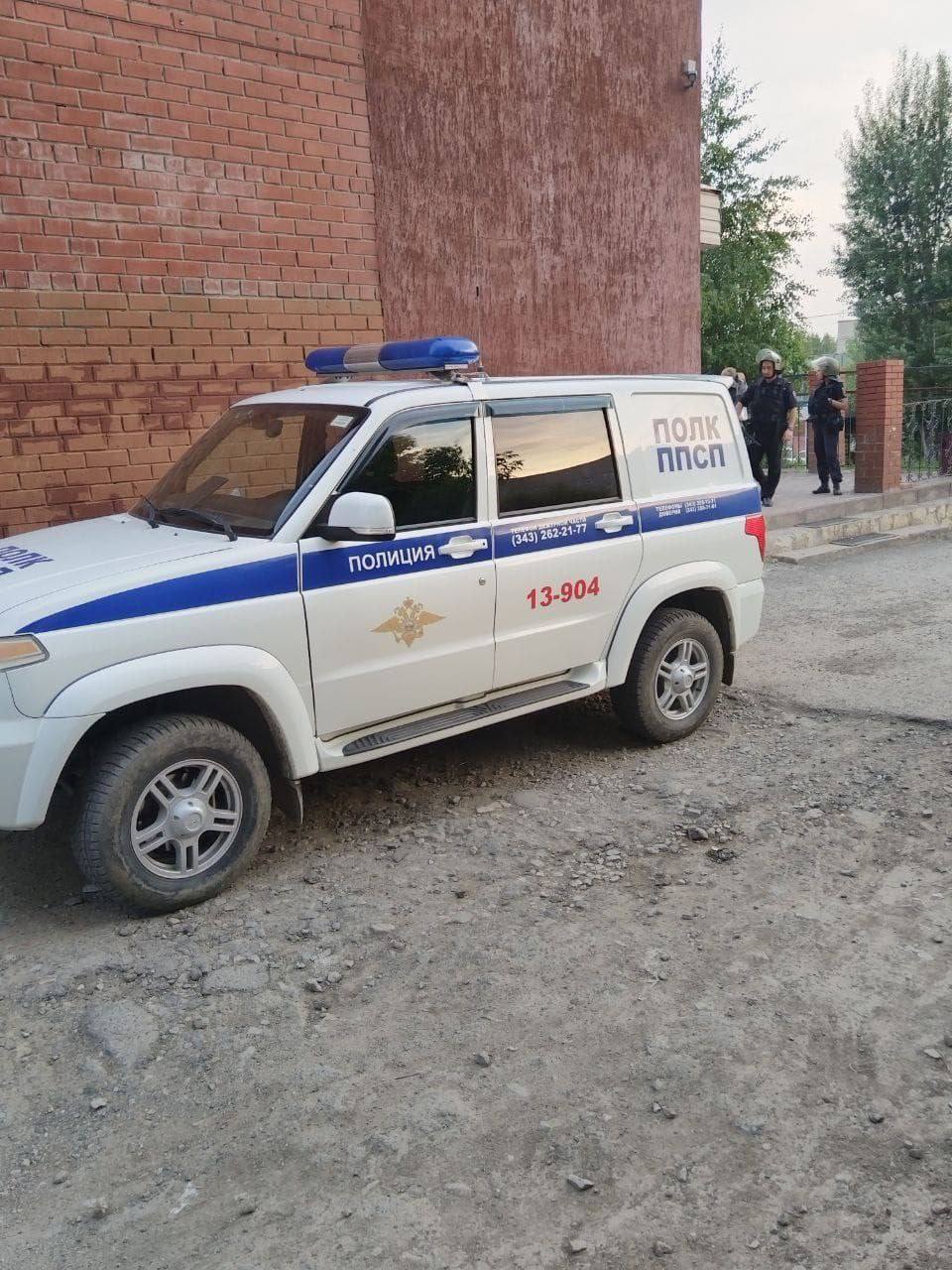 В Екатеринбурге сотрудники кафе избили журналистку канала Рен-ТВ 8 июня, в воскресенье, журналистка телеканала Рен-ТВ пострадала от работников кафе в Верх-Исетском районе Екатеринбурга. По заданию редакции она готовила материал про общепит, на который неоднократно жаловались местные жители. Однако работники кафе сперва помешали ей работать, а потом и вовсе напали и избили. На хулиганов составили протокол, владелец кафе помещён под стражу. Журналистка снимает побои для установления степени тяжести причинённых ей травм. – На основания материалов проводимой проверки и результатов экспертизы будет принято решение в соответствии с действующим законодательством нашей страны, – рассказал руководитель пресс-службы свердловского главка МВД полковник Валерий Горелых. В Екатеринбурге велосипедист жестоко избил владельца легковушки.