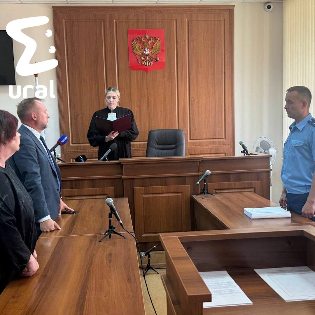 Бывшей заведующей фирмы "Общественное питание", из-за которой отравился 81 ученик СУНЦ УрФУ, вынесли приговор. Оказалось, что в начале марта Елена Антропова заболела норовирусной инфекцией. Пошла в больницу, подтвердила диагноз. Но продолжала ходить на работу. Так зараза попала на кухню. В итоге отравилась почти сотня детей. Елену приговорили к году ограничения свободы и ещё на полтора года запретили заниматься организацией питания.