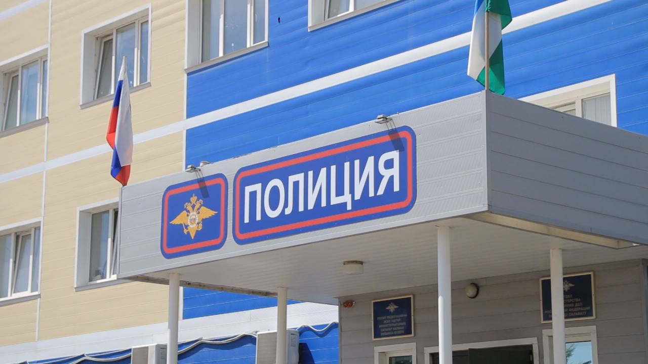 В Башкирии школьник открыл дверь грабителю Инцидент случился в Салавате. Как сообщили в региональном МВД, 14-летний подросток открыл дверь незнакомцу, когда был один в квартире. В итоге мужчина представился товарищем его матери, зашел внутрь, вынес телевизор, сотовый, тысячу рублей и скрылся. Школьник не пострадал, но сильно испугался. Вором оказался 38-летний местный житель. Мужчину задержали и возбудили уголовное дело по статье за грабеж ч.1 ст.161 УК РФ .