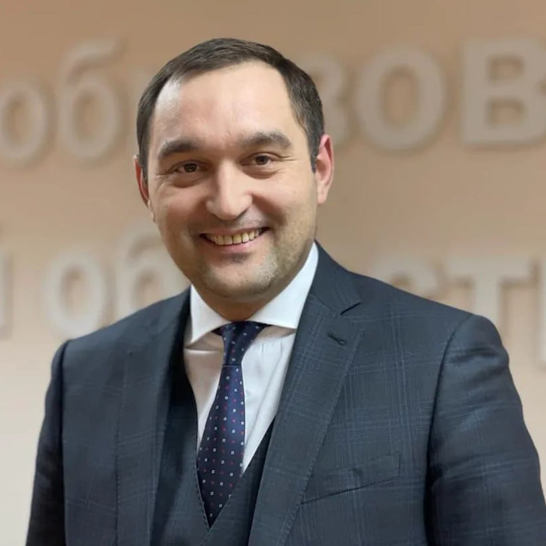 Экс-министра образования Пензенской области Алексея Комарова задержали в Москве. Его подозревают в превышении должностных полномочий. По нашей информации, дело связано с лоббированием интересов бизнеса за откаты на посту министра. Предварительно, речь идет о 16 миллионах рублей. Комарова задержали сотрудники УФСБ России по Пензенской области. Его последняя должность — советник губернатора региона. На ней продержался две недели и был уволен.