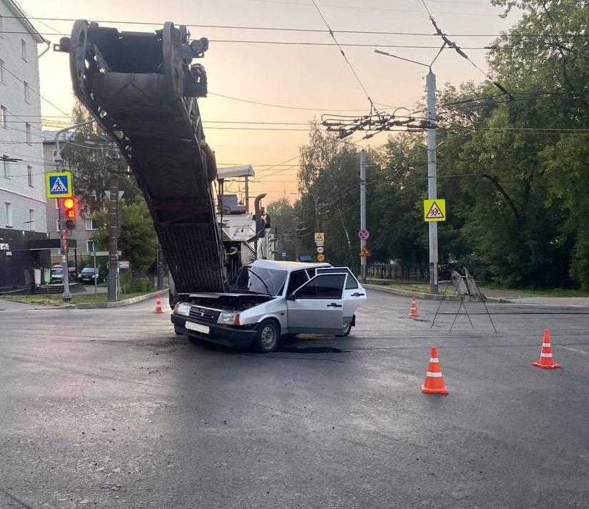 В Кирове на улице Владимирской столкнулись ВАЗ-2109 и автомобиль строительной техники  дорожная фреза . После этого водитель легковушки сбежал.  Авария произошла 4 августа в 3:20, уточнили в областной Госавтоинспекции. В результате пострадал 23-летний пассажир «девятки». Водителя ищут.