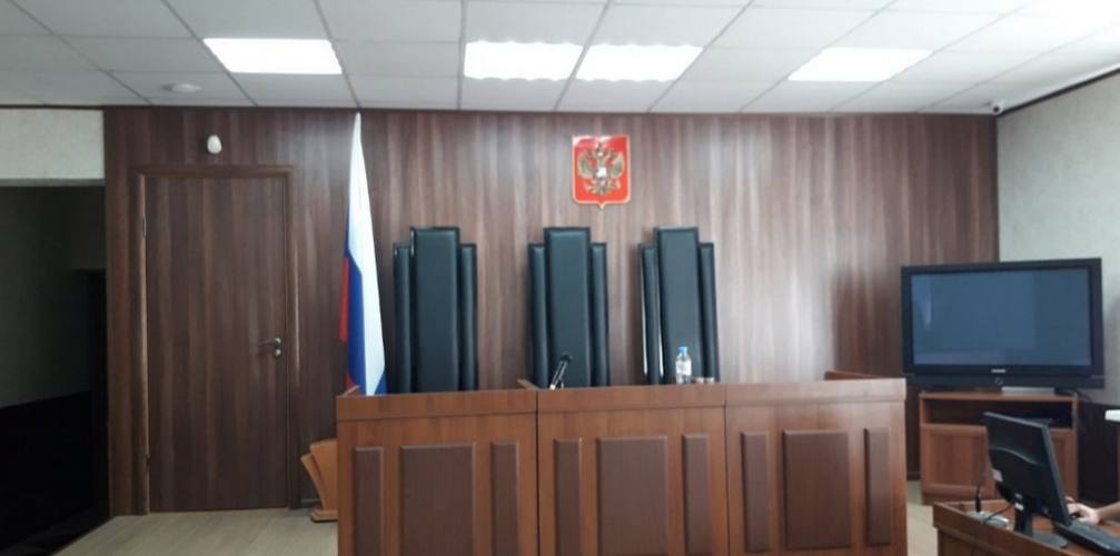 Лжегазовщик осуждён за мошенничество и кражу в Брянске  Мужчина, представившись сотрудником газовой службы, вместе с сообщником проник в квартиру 84-летней жительницы Брянска. Под предлогом проверки газовой плиты он обманом сообщил о необходимости ремонта, выманив 5 000 рублей на якобы покупку деталей. Также подсудимый украл из кошелька пенсионерки 48 000 рублей.  Суд приговорил виновного к 3 годам и 6 месяцам лишения свободы в колонии общего режима.   Брянский навигатор