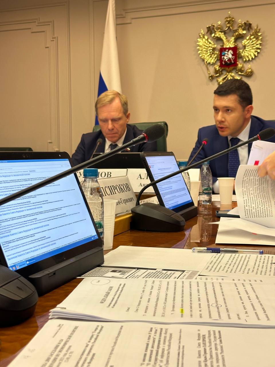 Завершилось заседание нашего комитета, на котором было рассмотрено 20 вопросов.  Перед сенаторами выступил Министр промышленности и торговли Российской Федерации Антон Андреевич Алиханов. Он рассказал об основных подходах при выполнении национальных проектов технологического лидерства.  Антон Андреевич отметил, что с 2020 года на 60% вырос объём выпуска мало и среднетоннажной химии. Эта отрасль обеспечивает производство продукции, которая используется в различных отраслях экономики, таких как судостроение, электроника, авиационная и автомобильная промышленность.  В данный момент по всей стране создаются небольшие производства, в том числе на основе университетов. Антон Андреевич также отметил, что будут создаваться центры компетенции, которые объединят усилия науки и инжиниринга.  Что касается добычи редких и редкоземельных металлов, то, по словам министра, разработаны основные технологии разделения веществ.   Благодаря крупным проектам с заинтересованными инвесторами рассчитываем нарастить собственное производство РЗМ в семь раз, снизив до минимума зависимость от импорта, - сказал Антон Андреевич.