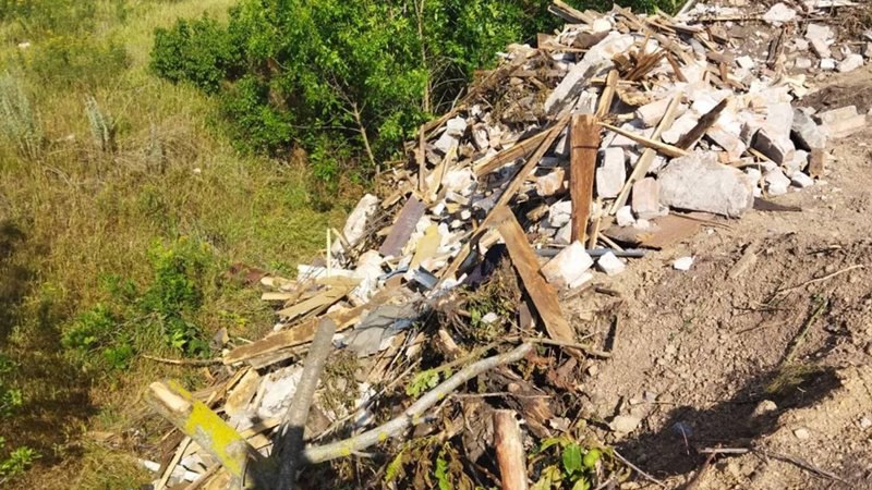 С начала года в Новочеркасске за нарушение правил благоустройства составлено более 100 протоколов. С начала года сотрудники управления муниципальной инспекции администрации Новочеркасска составили более 100 протоколов на горожан, захламляющих контейнерные площадки. Сотрудники инспекции выявляют нарушителей, которые выбрасывают в контейнеры строительный мусор, старую технику и ветки, благодаря проведению рейдов. Кроме того, нарушения фиксируются с помощью камер видеонаблюдения системы «Безопасный город». Управления муниципальной инспекции напоминает, штраф за подобные нарушения для физических лиц составляет от трех до пяти тысяч рублей. Горожане могут сообщать о нарушениях в управление муниципальной инспекции. Для этого необходимо отправить информацию фото или видео, краткое описание на электронную почту ymiaonov .ru.