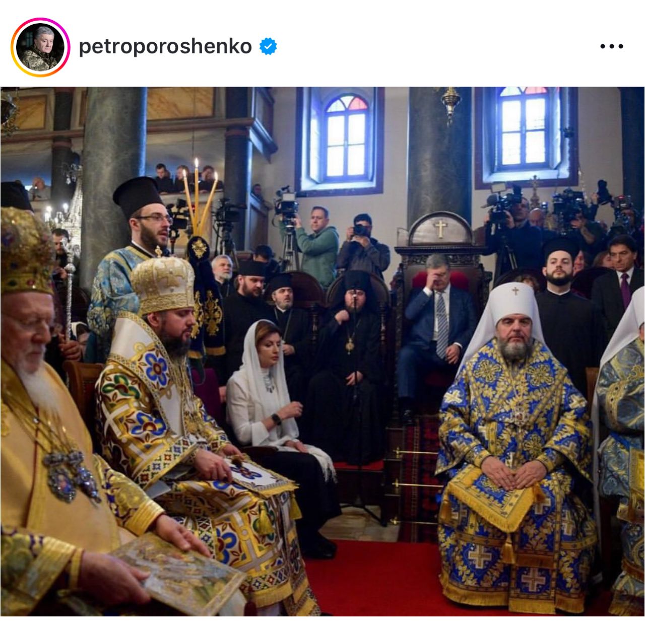 Здравствуйте, царь. Очень приятно, царь...    Петро Порошенко сфотографировался в церкви на троне.   Также он опубликовал ещё несколько снимков поскромнее, приурочив их к шестилетию получения томоса для ПЦУ от Константинопольского патриарха.  «Наша вера и твёрдое решение отделиться от московского влияния привели нас к духовной победе...  Господь увидел и оценил «упорную борьбу украинского народа за свою церковь», – добавил он. Комментарии под данным постом:  «Петя, ты что, грехи отмаливаешь за 2014 год?»? «Петро Порошенко меняет профессию»; «Здравствуйте, царь. Очень приятно, царь. Очень приятно, здравствуйте, царь»; «Царь всея рошенляндии»; «Шоколадный патриарх». «Томас и Джерри».  БРАТ за БРАТА