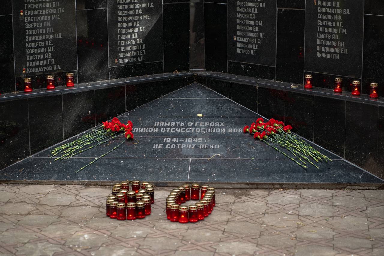 В ПГНИУ прошли мероприятия ко Дню памяти и скорби У мемориала, посвящённого героям Пермского университета, состоялась церемония зажжения свечей. Событие сопровождалось живым звуком: мелодии военных лет студенты ПГНИУ исполнили на аккордеоне и виолончели. Для студентов и сотрудников также был организован концерт памяти в Студенческом дворце культуры ПГНИУ. В День памяти и скорби, 22 июня, в 14:15 Пермский университет, город и вся страна замрёт в минуте молчания в память о жизнях, которые унесла Великая Отечественная война.