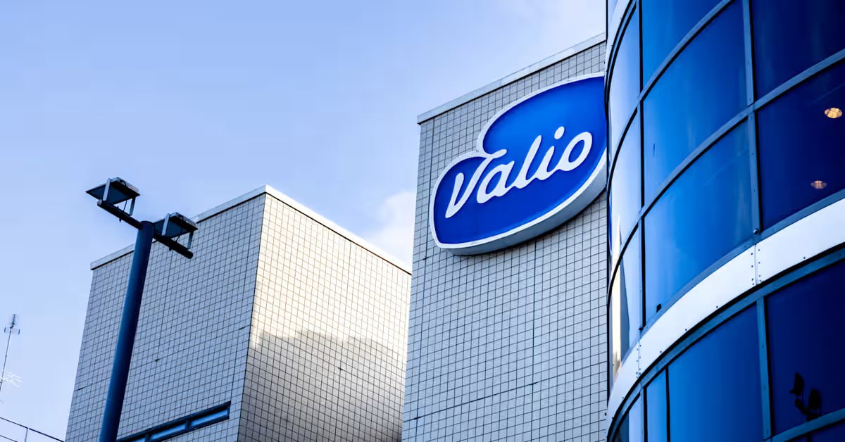 Финская компании Valio обсудила сотрудничество в пищевой промышленности с Узбекистаном В Ташкенте состоялась встреча министра сельского хозяйства Узбекистана Иброхима Абдурахмонова с исполнительным вице президентом финской компании Valio Марианной Таммела в ходе которой были обсуждены перспективы сотрудничества в сфере пищевой промышленности Стороны рассмотрели новые направления экономического и технологического взаимодействия включая внедрение современных производственных практик и передовых технологий в переработке пищевой продукции Основанная в 1905 году компания Valio является крупнейшим производителем и экспортёром продуктов питания в Финляндии Её годовой оборот достигает 2 3 млрд евро а продукция молочные и растительные продукты поставляется более чем в 50 стран мира На встрече детально обсуждены возможности применения опыта Valio в Узбекистане расширения торговых объёмов реализации совместных проектов и организации обмена знаниями и технологиями между специалистами двух стран По итогам переговоров стороны подтвердили взаимную заинтересованность в дальнейшем укреплении партнёрства обмене опытом и развитии совместных инициатив в сфере пищевой промышленности Telegram Facebook Instagram LinkedIn