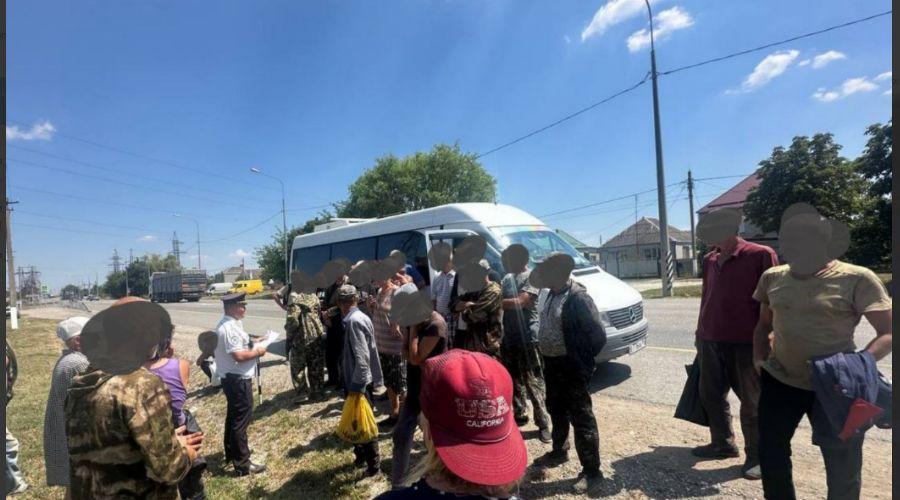 В Краснодарском крае водитель микроавтобуса перевозил пассажиров на табуретках Выяснилось это, когда на трассе «Краснодар — Верхнебаканский» остановили водителя Mercedes — некоторые пассажиры микроавтобуса сидели на табуретках. Внутри обнаружилось 30 пассажиров, хотя посадочных мест было только 19. Штраф водителю за такое нарушение — аж 500 рублей. Подписаться: , связь с редакцией: