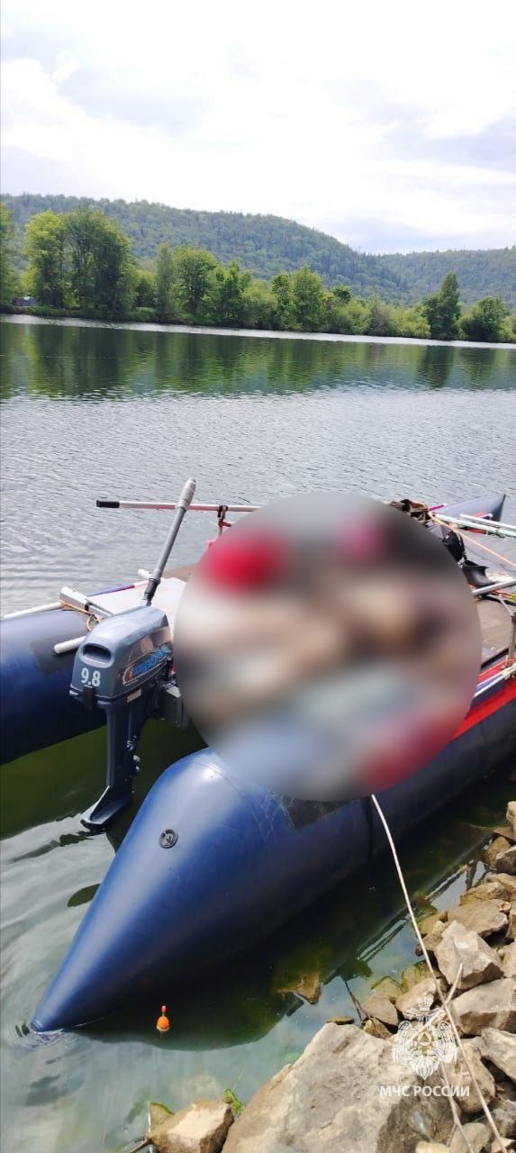 Легковушка слетела с 70-метрового обрыва в воду: один человек погиб  В МЧС Башкортостана поступило сообщение, что вблизи села Караяр Караидельского района автомобиль «Хундай Санта Фе» упал с 70-метрового обрыва в реку Юрюзань.  Предварительно, в машины за рулем находилась 42-летняя женщина, а также 37-летний пассажир, который самостоятельно выбрался на берег, его доставили в больницу. Женщину без признаков жизни извлекли очевидцы.  На месте работает следственно-оперативная группа и сотрудники МЧС России, все обстоятельства произошедшего устанавливаются.   Моя Уфа. Подписаться   Прислать новость