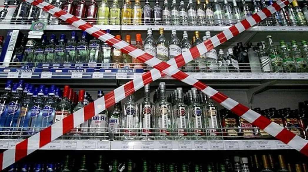 Депутаты предложили запретить продажу алкоголя в ресторанах после 22 00 Депутаты фракции Народной партии Казахстана предложили запретить продажу алкоголя в магазинах после 20 00 а в кафе и ресторанах после 22 00 передает ArbatMedia   Прислать новость