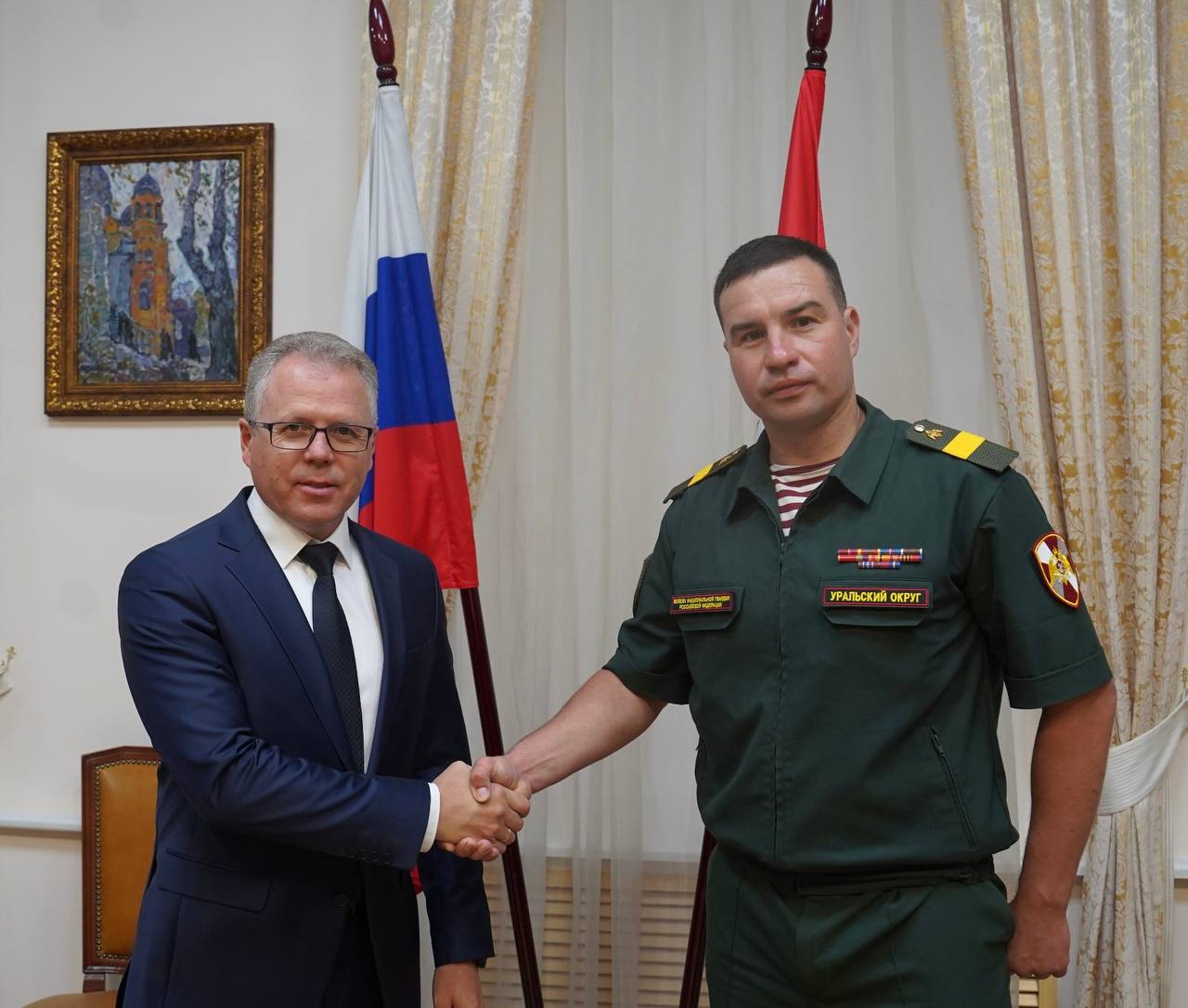 Боец СВО пройдет стажировку в областном правительстве по программе «Герои Южного Урала»  Наставником участника СВО Марселя Салахова станет замгубернатора Алексей Фартыгин, курирующий региональное министерство общественной безопасности.  «Наши герои — это не просто символы мужества, но и ценные кадры для Челябинской области. Программа помогает им адаптироваться к гражданской жизни и получить новые навыки в сфере государственного управления», — отметил Алексей Фартыгин.  Программа «Герои Южного Урала» разработана по инициативе губернатора Алексея Текслера. В ней принимают участие 60 участников СВО. Ее цель — подготовка квалифицированных руководителей из числа ветеранов СВО для работы в органах власти.    / Прислать новость
