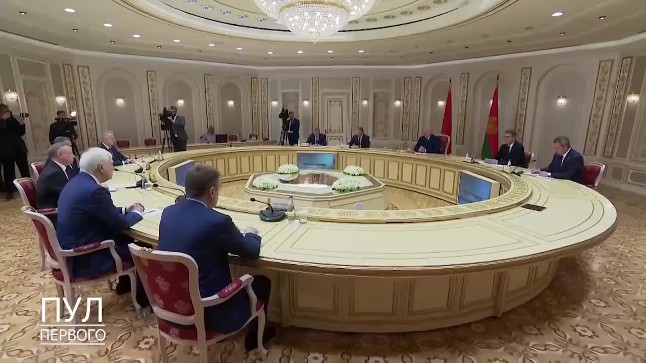 Лукашенко похвалил уборку снега в Петербурге на встрече с губернатором Бегловым