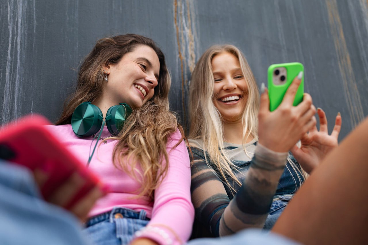 Зумеры самые счастливые миллениалы в тревоге ВЦИОМ измерил эмоции россиян Аналитики представили результаты исследования Эмоциональный тонометр В целом фон в стране позитивный главными чувствами начала года стали доброжелательность надежда и спокойствие Общество разделилось на четыре группы Жизнерадостные 34 самый массовый сегмент Сдержанные 25 скрывают эмоции внутри Тревожные 23 фокусируются на негативе Возбужденные 18 бурно реагируют на повестку Самый высокий уровень оптимизма демонстрируют зумеры 46 из них счастливы С возрастом радужность угасает и сменяется тревогой которая достигает пика у младших миллениалов Социологи объясняют это давлением реальности ипотека семья и карьера лишают поколение Y спокойствия Вектор напряженности сейчас отрицательный 6 п Это значит что общество не выплескивает эмоции наружу в виде протестов или публичной активности а подавляет их проживая стресс внутри себя я тот самый беззаботный зумер узнал себя в тревожном миллениале settersmedia news