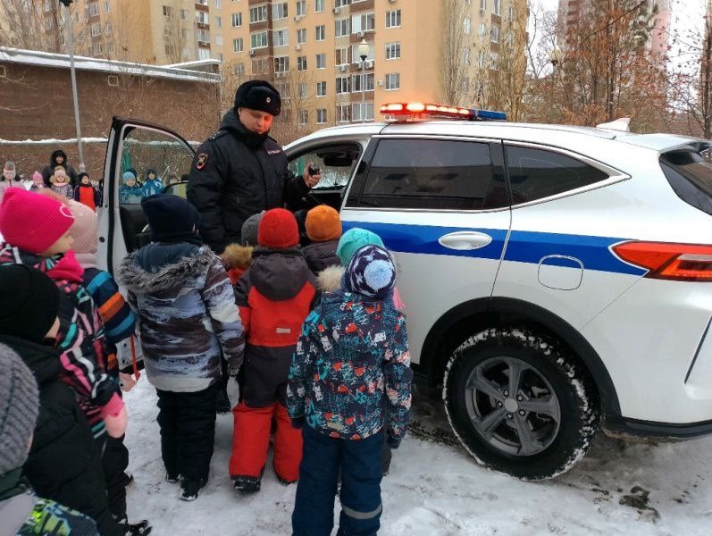 ‍ В Саратове полицейские встретились с дошкольниками   Ребята из детских садов № 200 и №211 встречали гостей из городской Госавтоинспекции. Полицейские приехали к малышам, чтобы рассказать им о важности соблюдения дорожных правил, а так же познакомить их с техникой, на которой несут службу автоинспекторы.   На протяжении всей встречи ребята внимательно слушали сотрудников полка ДПС капитана полиции Холобаеву Екатерину Алексеевну и капитана полиции Фролова Никиту Алексеевича и даже задавали интересующие вопросы.   Полицейские рассказали малышам, как правильно вести себя пешеходам на проезжей части, как обезопасить себя на дороге в темноте и напомнили о необходимости применения детского кресла в автомобиле.   В завершении, сотрудники полка ДПС разрешили ребятам попробовать себя в роли инспектора. Каждый желающий не только смог посидеть в автомобиле, но и призвать прохожих к соблюдению Правил дорожного движения через громкоговорящее устройство.