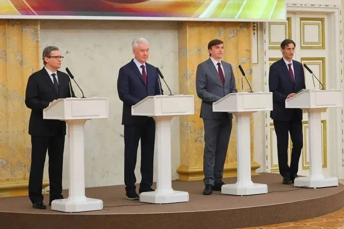 Вологодчина внедрит цифровую платформу Московская электронная школа Вологодская область с 1 сентября внедрит цифровую платформу Московская электронная школа МЭШ Соответствующее решение принято в рамках исполнения поручения президента России Владимира Путина по повышению уровня цифровой зрелости в сфере образования сообщил губернатор региона Георгий Филимонов Как уточнил губернатор к новой системе будут подключены все 319 школ области Это затронет более 176 тысяч учеников 11 тысяч педагогов и 157 тысяч родителей По словам главы региона переход на МЭШ позволит заменить действующую с 2014 года информационную систему с ограниченным функционалом которая требует значительных расходов на обслуживание С переходом на МЭШ ежегодное финансирование со стороны региона сократится в 2 5 раза с 13 5 до 5 млн руб Для сопровождения педагогов и администраций школ потребуется лишь создание регионального Центра компетенций написал Георгий Филимонов в своих соцсетях