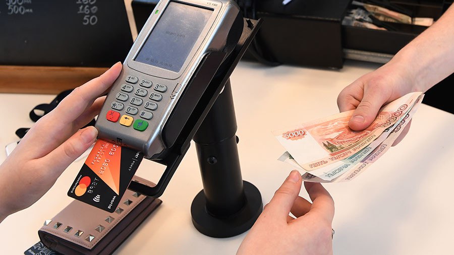 В 2024 году доля россиян, которые не могут обойтись без наличных денег, выросла по сравнению с 2023 с 40% до 43% — ЦБ РФ Также выросла доля россиян, которые ежедневно расплачиваются кэшем, с 17% до 21% и тех, кто хранит деньги в виде наличных — с 30% до 32%.   Это, в общем, цифры в районе статпогрешности — 2-3% туда, 2-3% сюда. Вряд ли речь может идти о каком-то масштабном сдвиге или смене предпочтений.  А вот события последних дней способны сильно поколебать уверенность россиян в цифровых платежах. Блокировки мобильного интернета приводят к невозможности доступа в онлайн-банк, нельзя перевести деньги по номеру телефона и через QR-код. Если банкомат или терминал оплаты работают от мобильного интернета, они также превращаются в бесполезные девайсы.  У населения снова остается только одна надежная альтернатива — старый добрый кэш в кармане. Вероятно, подорожают в рознице кошельки, давно, казалось, выброшенные на свалку истории. Тем, кто побогаче, придется вспомнить второе значение слова "котлета". Добро пожаловать назад в будущее.  Фото:   РИА Новости/Екатерина Чеснокова