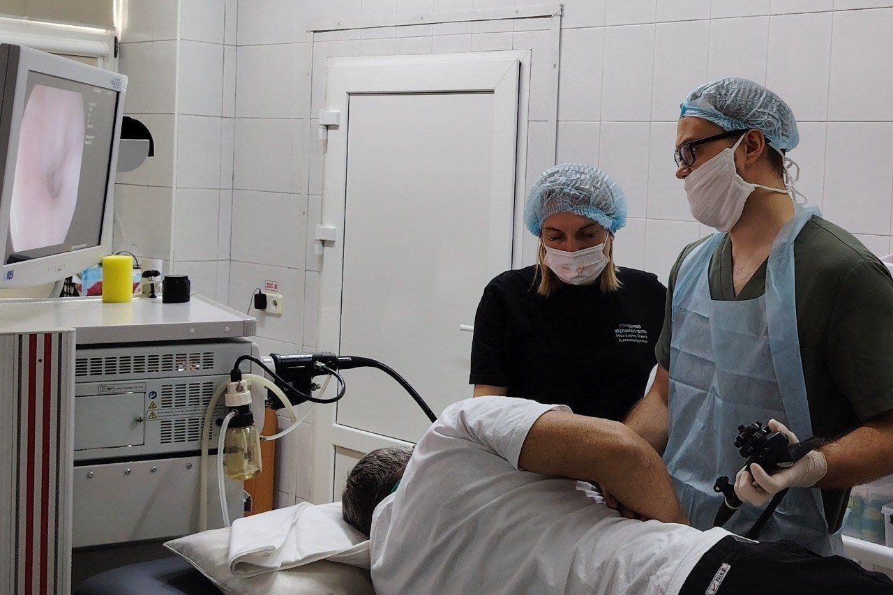 Спасли пациента с массивным кровотечением из вен пищевода врачи городской больницы №29 имени А.А. Луцика  Мужчину 54 лет доставила в учреждение бригада скорой помощи. Пациент испытывал слабость, тошноту, артериальное давление было пониженным и другие симптомы, говорящие о внутреннем кровотечении. Чтобы определить источник, врачи провели фиброгастродуоденоскопию. Повреждение нашли в одном из отделов желудка и срочно отправили в операционную. Вмешательство выполнили методом комбинированного гемостаза с помощью эндоскопического оборудования. Спустя несколько дней мужчину выписали в удовлетворительном состоянии.