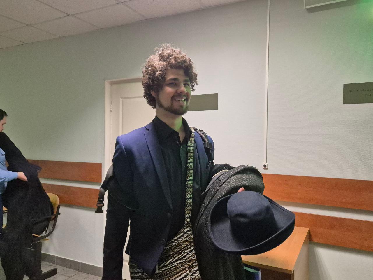 Гарри Азаряну запросили 3 года колонии Его обвиняют по делу студентов троцкистов Об этом сообщил корреспондент Бумаги из зала суда На сегодняшнем заседании Азарян признал вину раскаялся за слова за которые его преследуют и попросил суд рассмотреть его дело в особом порядке Судья удовлетворил это ходатайство В итоге дело рассмотрели за час за это время в суде огласили обвинение исследовали благодарственные грамоты и дипломы Азаряна допросили его отца Эдуарда Азаряна Что нужно знать Гарри Азарян соорганизатор протестов в СПбГУ начала этого года Учащиеся из объединения УРА Управление по работе с администрацией устроили акцию с повешенной богиней Минервой и расклеили по кампусу листовки требуя повысить стипендии дать автономию студсоветам и не лишать студентов пособий В чём его обвиняют Студенту вменяют призывы к терроризму из за выступления на съезде левой организации Рабочая власть где он якобы говорил про революцию классовую ненависть и силу улицы Товарищи Азаряна подозревают что в организации мог быть провокатор После обысков и задержаний участников Рабочая власть объявила о роспуске Азаряна арестовали 16 мая 13 января группа поддержки преследуемого заявила что его отпустили из СИЗО под запрет определенных действий Это стало возможным из за переквалификации со второй на первую часть статьи 205 2 о публичных призывах к терроризму по ней нельзя держать подозреваемого в изоляторе более полугода Фото Бумага Подписывайтесь на Бумагу и предлагайте новости