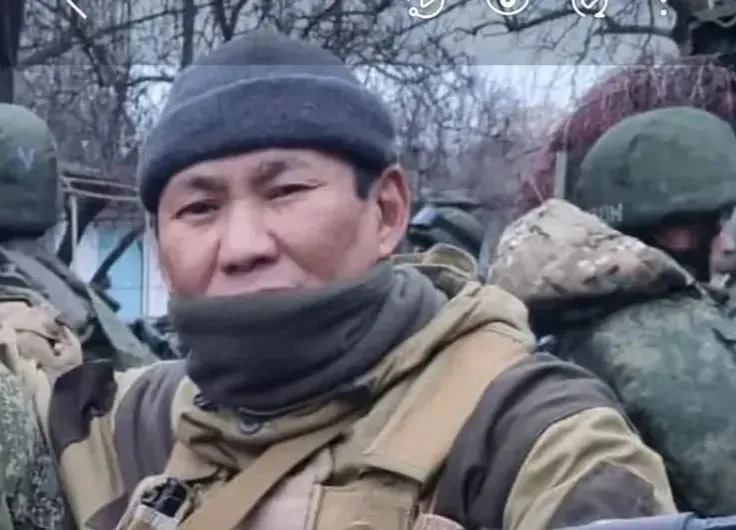 Ветеран СВО Василий Тистяхов назначен руководителем Якутского регионального отделения Федерации спортивного метания ножа После возвращения со службы он активно развивает этот вид спорта в республике Также Василий известен как мастер занимается резьбой по дереву и льду участвовал и побеждал в творческих конкурсах Но спортивные достижения лишь одна глава его жизни За плечами Василия серьёзный боевой путь Он был призван в рамках частичной мобилизации в октябре 2022 года Начинал рядовым в артиллерии участвовал в боях за город Угледар Позже был назначен старшим наводчиком боевой машины и получил звание сержанта Демобилизован в мае 2025 года по состоянию здоровья После возвращения он пришёл в филиал Фонда Защитники Отечества и с тех пор находится на нашем сопровождении рассказала социальный координатор фонда Полина Дедюкина Фонд Защитники Отечества создан по Указу Президента России Владимира Путина для персонального сопровождения ветеранов СВО и семей героев ulusmedia Читайте нас в MAX