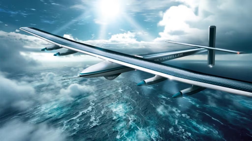 Thales планирует разработать патрульный БПЛА с месячной автономией Французский производитель оборонной электроники объединяется с американской компанией Skydweller Aero, которая производит беспилотник на солнечных батареях с размахом крыла как у Boeing 747, чтобы предложить БЛА для морского патрулирования, который сможет оставаться на месте в течение нескольких недель или месяцев подряд. Предлагаемый двумя компаниями пакет будет включать тот же радар с ИИ, которым оснащен морской патрульный самолёт Atlantique 2 ВМС Франции, сказал Филипп Дюамель, исполнительный вице-президент Thales по оборонным системам, после того как компании подписали меморандум о взаимопонимании на Парижском авиасалоне. Система будет стоить “намного меньше, чем Reaper”, а эксплуатационные расходы будут в 5-10 раз ниже, чем у любой сопоставимой платформы, заявил Себастьен Ренуар, глава отдела международного развития Skydweller Aero, делая сравнение с General Atomics MQ-9 Reaper. Skydweller действует как псевдоспутник и в сочетании с интеллектуальным радаром Thales представляет собой “новую парадигму морского наблюдения”, по словам Ренуара. Беспилотник питается от более чем 17.000 солнечных батарей и может нести полезную нагрузку в 400 кг. Морская патрульная версия Skydweller будет оснащена радаром АФАР Thales AirMaster S, работающим в X-диапазоне с дальностью обнаружения до 200 км. ИИ-обработка данных позволяет классифицировать цели, ограничивая поток данных для операторов и обеспечивая им лучший обзор, а низкое энергопотребление делает AirMaster S пригодным для использования с беспилотниками. По словам представителя Skydweller, беспилотник на солнечных батареях может работать без остановки до 40 градусов к северу и югу от экватора, а также в полярных регионах летом, в то время как во время полярной зимы его работа будет ограничена одним днём из-за недостатка света. Skydweller #Постфактум Онлайн-проект eMAKS