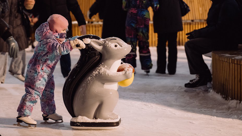 Несколько горок и катков закрылись после новогодних каникул в Екатеринбурге С сегодняшнего дня в парке Маяковского временно перестали работать горка Т Банк и каток Северное сияние сообщили в пресс службе ЦПКиО Также в квартале Архангел Михаил закрыли горку Энергия РМК и каток Северное сияние написали представители компании Все аттракционы должны снова заработать после морозов наступлением которых объяснили временные ограничения В ближайшие три дня в Екатеринбурге похолодает от 20 С до 25 С
