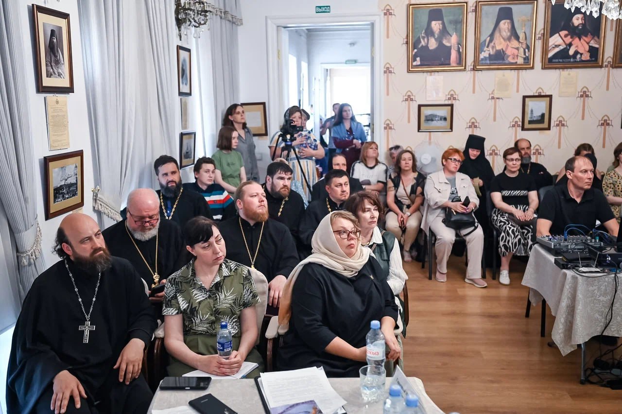 На Соборной площади открылась православная ярмарка Там представлены экспозиции храмов и монастырей, православные ювелирные изделия и церковная атрибутика, сувениры из разных уголков России. Верующие могут принять участие в торжественных молебнах, благотворительных акциях, приложиться к святыням из Свято-Троицкого женского монастыря Курской митрополии — они находятся в Архиерейском подворье Крестового храма Митрофана Воронежского. Ярмарка будет идти всю неделю — до 15 июня включительно. Расписание смотрите в Центре культурно-просветительских программ Пермской митрополии. Реклама. 6+. АНО «Центр культурно-просветительских программ Пермской митрополии». ano-ckpp.ru