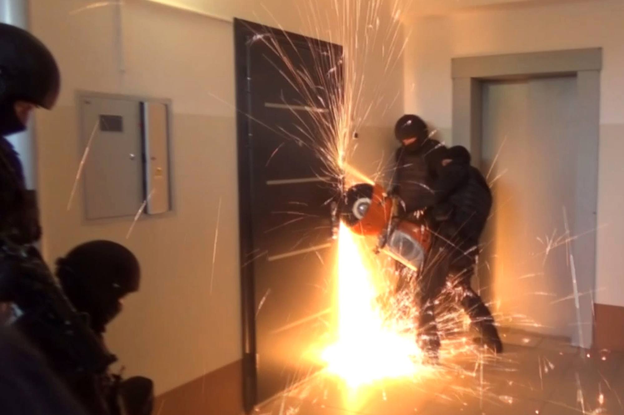 Правоохранители нашли изготовителя порнографии с участием малолетних детей Полиция выявила что группа лиц использовала детей в возрасте 1 2 лет для изготовления фотографий порнографического характера не позднее 2015 года Впоследствии эти материалы распространялись в сети в том числе в даркнете сообщили в Управлении по борьбе с противоправным использованием информационно коммуникационных технологий петербургского Главка Накануне силовики установили личности причастных к созданию порнографии Они задержаны в их квартирах в Петербурге прошли обыски Изъяты гаджеты которые подтверждают размещение в интернете порнографического контента с участием детей TodaySPb   Новости GradSPb   Места СПб