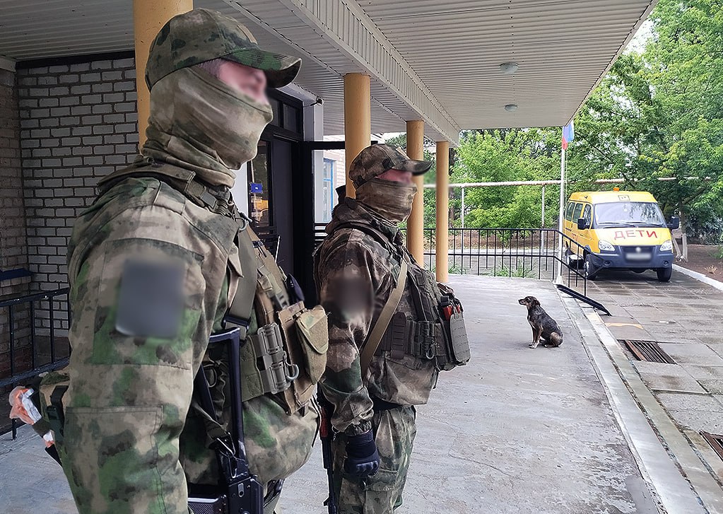 При участии Росгвардии обеспечена безопасность «Последних звонков» в школах Запорожской области Военнослужащие и сотрудники регионального управления Росгвардии, совместно с сотрудниками Главного управления МВД России по Запорожской области и других правоохранительных ведомств, приняли участие в реализации комплекса мер, направленных на обеспечение правопорядка и безопасности школьных праздничных мероприятий, посвященных завершению учебного года. Были организованы совместные посты охраны в образовательных организациях административного центра региона-85, городов и населенных пунктов области. Перед началом мероприятий специалисты межведомственных инженерно-досмотровых групп, в состав которых вошли сотрудники территориального органа Росгвардии, с использованием специальных технических средств и служебных собак провели обследования образовательных организаций и прилегающих к ним территорий на предмет обнаружения подозрительных предметов с признаками взрывных устройств. Маршруты патрулирования групп задержания вневедомственной охраны Росгвардии были приближены к объектам образования, где проходили торжества. Благодаря слаженной работе правоохранителей и работников частных охранных организаций были созданы комфортные и безопасные условия для праздника, позволившие выпускникам и их близким в полной мере насладиться важным и трогательным моментом. «Поставленные перед подразделениями ведомства в регионе задачи по обеспечению безопасности праздничных мероприятий выполнены в полном объеме», — отметил представитель областного управления войск правопорядка. !
