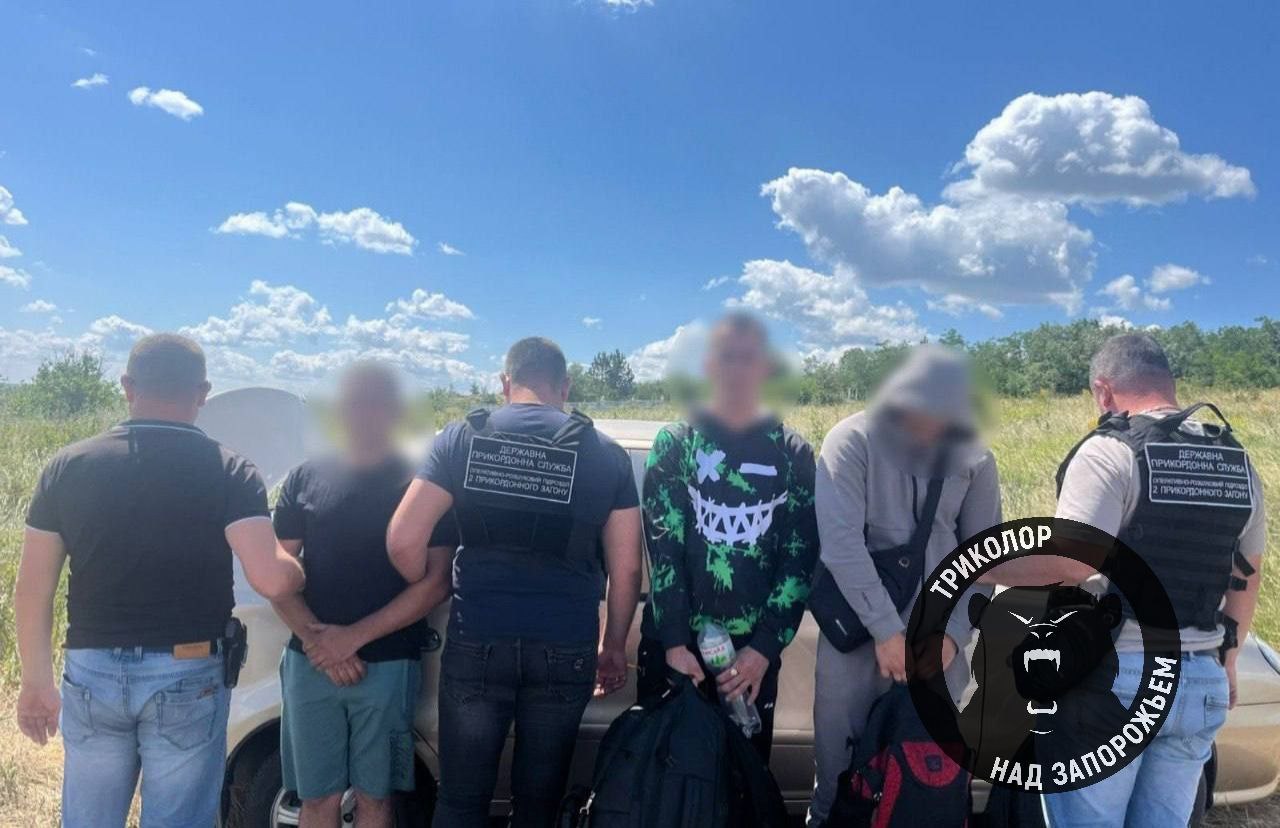 В Одесской области была раскрыта новая схема незаконной переправки мужчин в Молдову Несколько дней назад пограничники задержали так называемого «туроператора» из Раздельнянского района вместе с двумя его клиентами. Легковой автомобиль был остановлен в приграничной зоне, и на место происшествия вызвали полицию. 33-летний мужчина, действуя в сговоре с пока не установленным подельником, планировал переправить двоих жителей Винницкой области в Приднестровье. По его замыслу, он должен был доставить пассажиров к границе, после чего они намеревались незаконно пересечь её пешком. Не удалось спастись ребятам, теперь придется отправляться на передок, погибать за больные амбиции Зелебобы