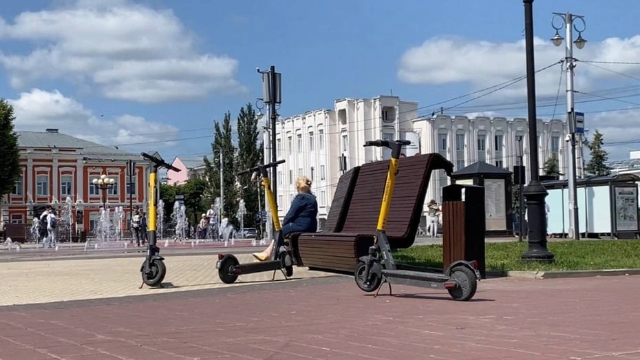 Штрафовать за несоблюдение новых правил использования электросамокатов во Владимире будут только операторов шеринга Для пользователей личных СИМ штрафы предусмотрены только в случае нарушений ПДД, сообщил мэр Наумов. Что касается приведения тротуаров в норму, то на всех них планируют организовать велодорожку. Если ширина тротуара не позволяет этого сделать, то при наличии технической возможности тротуар будет расширяться. Новые правила использования электросамокатов подготовят к началу июля. Подписаться Написать в редакцию