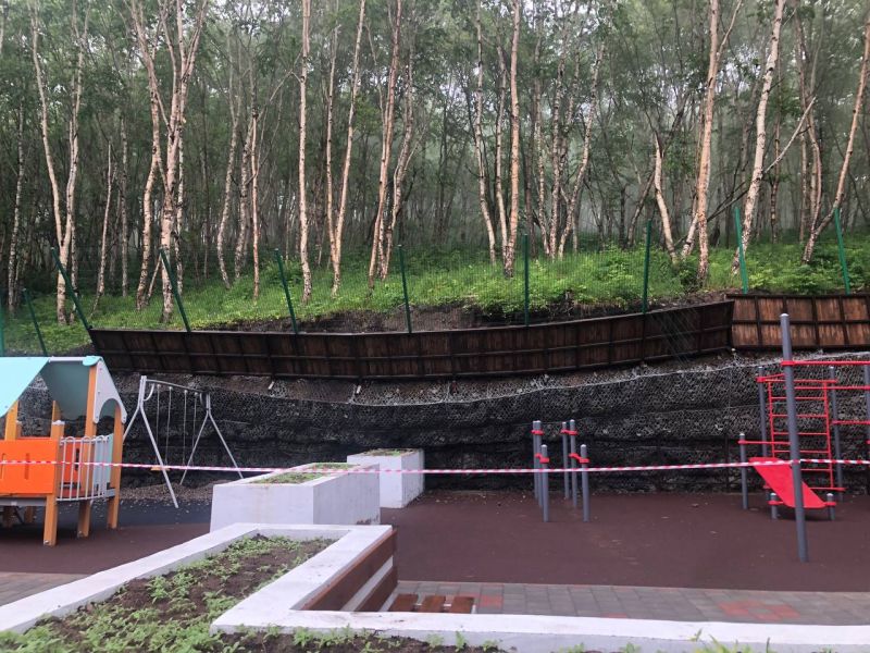 Инженера будут судить по делу об обрушении подпорной стены в Петропавловске Утверждено обвинительное заключение по уголовному делу об обрушении подпорной стены на детской площадке по Орбитальному проезду в Петропавловске Камчатском сообщили агентству КАМЧАТКА ИНФОРМ в прокуратуре Камчатского края Обвиняемый 33 летний инженер сметчика МКУ Служба благоустройства Петропавловск Камчатского городского округа Ему инкриминируют п е ч 3 ст 286 УК РФ превышение должностных полномочий совершенное из иной личной заинтересованности В прокуратуре рассказали что инженер отвечал за качество и выполнение работ по проекту устройства детской площадки Он дал подрядчику заведомо незаконные указания о замене предусмотренных проектной документацией стальных труб на двутавровые балки смещении границ площадки Читать на сайте