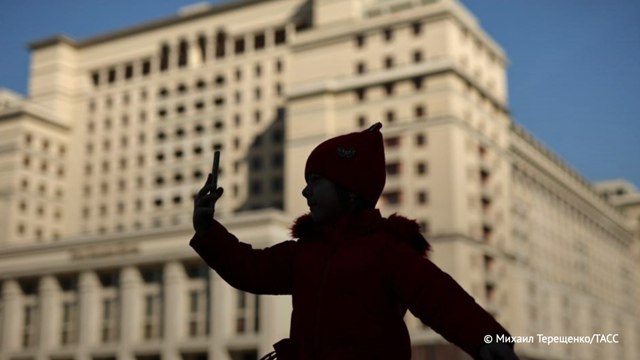 Ученые НГУ обнаружили эффект биполярной проводимости в планках из стекла на основе кремния и германия В будущем это позволит удешевить и упростить производство камер для смартфонов и систем видеонаблюдения сообщили ТАСС в пресс службе вуза Подпишись на ТАСС Наука