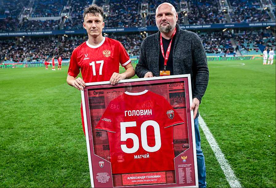 Головин стал новым членом Клуба Нетто в него входят футболисты сыгравшие 50 и более матчей за сборную России или СССР Приз был возрождён в этом году Совспортом перед товарищеским матчем с Чили российский хавбек Монако получил памятную футболку из рук главного редактора издания Сергея Бреговского Лидером Клуба Нетто является Игнашевич бывший защитник ЦСКА провёл за сборную рекордные 127 матчей