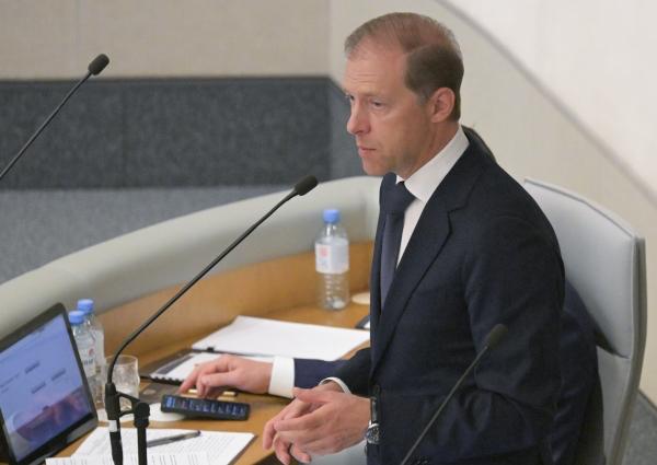 Денис Мантуров назвал главные задачи российского автопрома на пять лет В первую очередь необходимо обеспечить производство современных легковых автомобилей Во вторых гарантировать гражданам наличие машин их доступность и разнообразие В третьих сохранить и развивать имеющиеся площадки и запускать новые производства сказал первый вице премьер в интервью РИА Новости По его словам отечественный автопром стал одной из наиболее пострадавших отраслей в результате санкций введённых в 2022 году Мантуров отметил что за три года кабмин направил на поддержку автомобильной промышленности свыше 260 миллиардов рублей при этом компании освоили выпуск почти половины важнейших компонентов Первый вице премьер добавил что Россия производит легковые автомобили почти во всех популярных сегментах Отдельно Денис Мантуров коснулся вопроса утильсбора Он рассказал что правительство не ожидает резких скачков цен на автомобили из за изменения ставки льготный тариф сохранится для машин составляющих более 80 автопарка страны Первый вице премьер обратил внимание на то что драматичного роста стоимости автомобилей не произошло после двух индексаций утильсбора Подписаться на Говорит Москва Telegram VK MAX