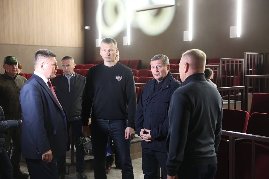 В Станице Луганской ЛНР откроют площадь Героев Сталинграда В дни празднования 80-летия Победы в Станично-Луганском округе откроют обновленный ДК и центральную площадь, названную в честь Героев Сталинграда. Андрей Бочаров поздравил жителей ЛНР с наступающим Днем Победы и передал Станично-Луганскому ДК экземпляр новой книги, изданной по инициативе волгоградских ветеранов: «Хочу поздравить жителей Луганской Народной Республики, Станично-Луганского района с нашим общим праздником — наступающим 80-летием Великой Победы нашего народа над немецко-фашистскими захватчиками. Накануне Дня Победы Волгоградская область дарит республике и Станично-Луганскому району Дом культуры и прекрасную площадь. Я благодарю жителей, что она названа в честь Героев Сталинграда. Для нас это тоже очень важно». Андрей Бочаров осмотрел отремонтированный ДК. Теперь в нем есть все для занятий творчеством, комфортные актовые залы, кофейня, художественная мастерская. Уже работают народный театр, хор, кружки. На площади перед Домом культуры появились пешеходные зоны, перголы, детская площадка. Губернатор Волгоградской области: «Видно, как в режиме реального времени меняются дороги, парки, скверы, освещение, благоустраивается территория, развивается транспорт — это не может не радовать. И нас радует то, что Волгоградская область принимает в этом активное участие, что в этом есть наш вклад».