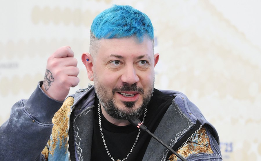Надизайнил 11 детей Дизайнер Артемий Лебедев стал отцом в одиннадцатый раз. Дочь появилась на свет 12 августа около 10 часов вечера в одном из роддомов Москвы. Всего у 50-летнего многодетного отца пять дочерей и шесть сыновей от шести разных женщин. Старшему — 24 года, младшей — один день. Последней женой Артемия и матерью шестерых их общих детей была дизайнер Алёна Иванова Лебедева , в 2024-м пара развелась. В планах — ещё минимум четыре ребёнка, признался дизайнер. Ну а рэперу Тимати, у которого 2 августа родилась дочь Эмма третий ребенок , есть куда стремиться.