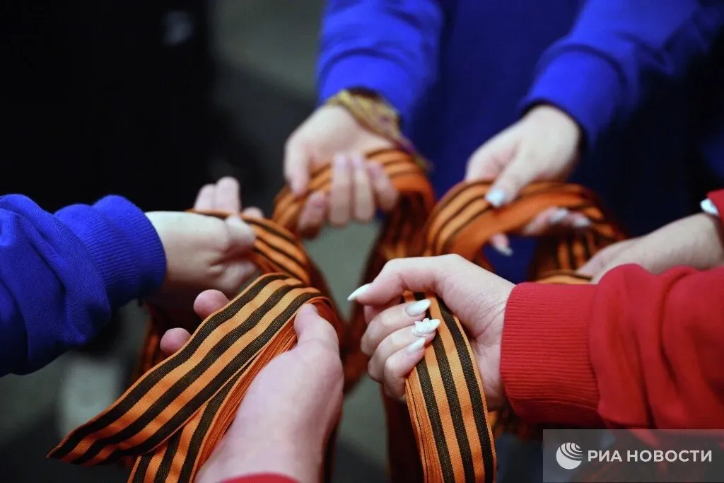 До пяти лет колонии грозит осквернителям георгиевской ленточки Также виновные могут получить штраф от 2 до 5 миллионов рублей Об этом РИА Новости рассказал юрист Иван Курбаков Осквернением будет считаться публичная порча ленты с одновременным высказыванием презрительно негативного отношения к ней Подписаться на РИА Новости Крым в Telegram MAX VK