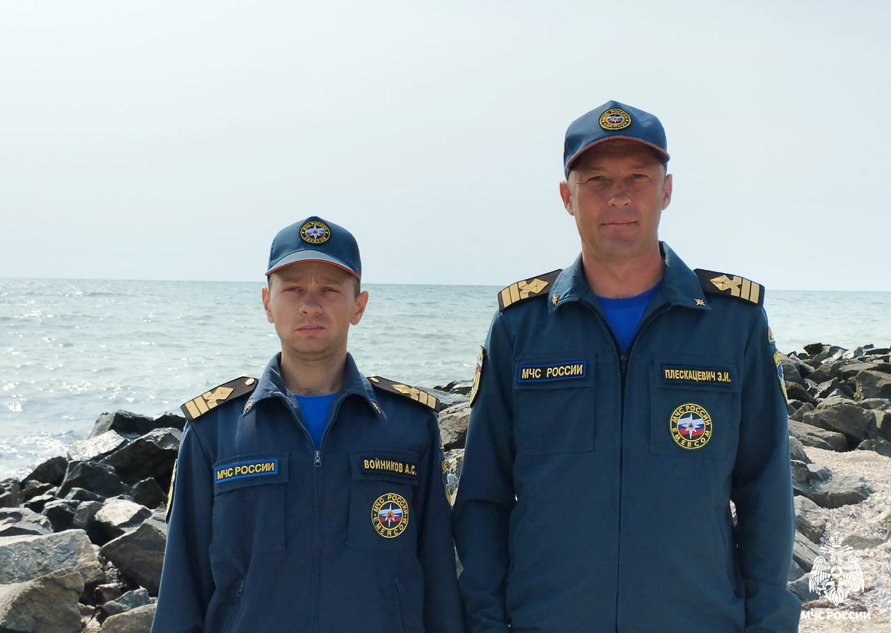 Тонущего подростка спасли сотрудники МЧС России по Запорожской области. В Приморске трое несовершеннолетних купались в море в 40 метрах от берега. Работники МЧС России заметили, что один из подростков начал тонуть. Благодаря слаженным действиям инспекторов ГИМС удалось избежать трагедии. Спасатели оперативно доставили подростка на берег, оказали первую помощь и передали медикам. Пострадавшего госпитализировали в детскую больницу. Напоминаем, что детей нельзя оставлять без присмотра в воде и нельзя отпускать их одних на водоемы. Безопасность детей - ответственность родителей! ЗАПОРОЖСКИЙ ТЕЛЕГРАФ