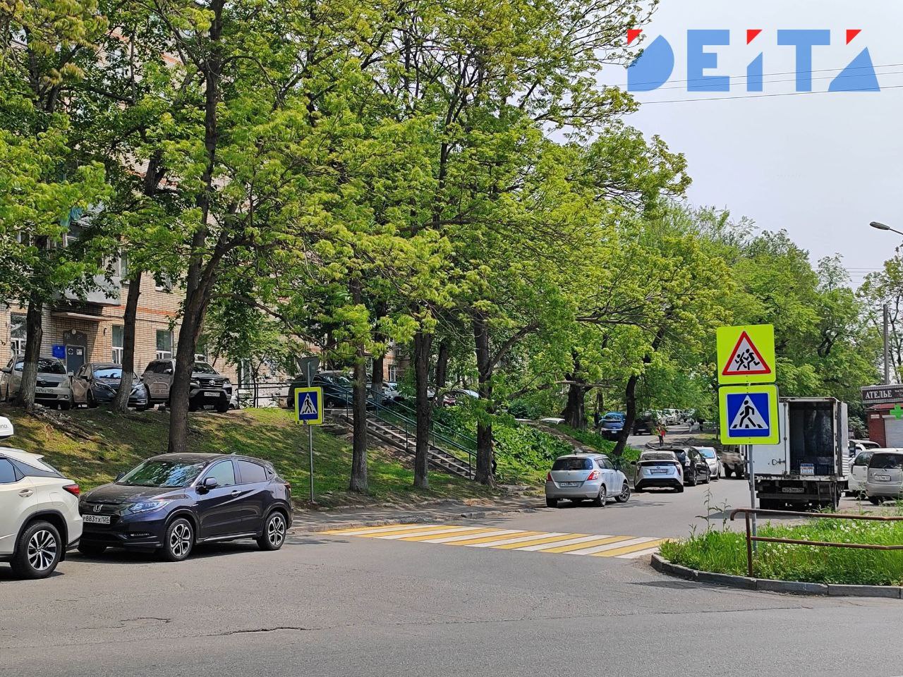 Запрет стоянки введён на Чуркине у улицы Черёмуховой В районе дома 14а по ул. Черёмуховой установят знаки «Стоянка запрещена» с табличками «Эвакуация». Остановка для посадки/высадки пассажиров сохранится. Мера направлена на разгрузку проезда возле детского сада №163 и детской больницы №2. Ограничение вводится по просьбе жителей для обеспечения беспрепятственного проезда спецтранспорта и повышения безопасности.