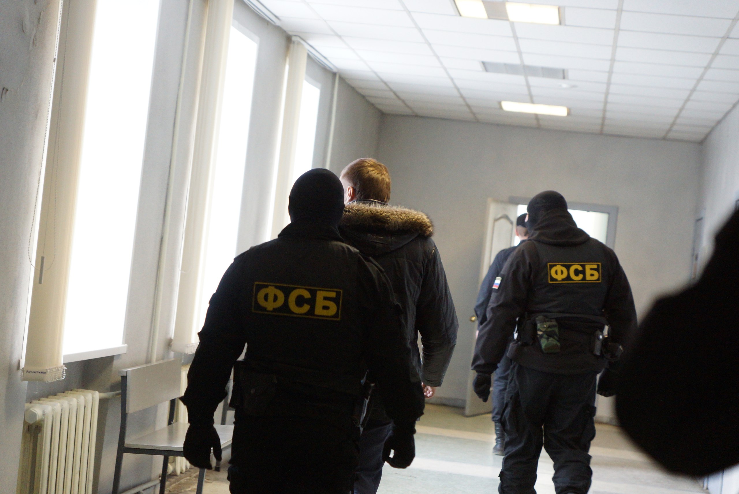 Сотрудники ФСБ задержали в Воронеже 41-летнего местного жителя по подозрению в государственной измене и подготовке диверсии. Как сообщили в Центре общественных связей ведомства, мужчина сотрудничал с Главным управлением разведки Минобороны Украины.  По данным ФСБ, задержанный собирал и передавал украинской стороне информацию о расположении российских систем противовоздушной обороны в Воронежской области. Кроме того, он изъял из тайника самодельное взрывное устройство для совершения теракта на энергетическом объекте региона.