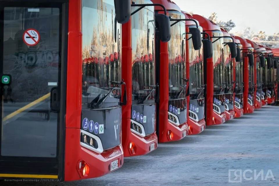 В Якутии планируют приобрести еще 19 автобусов в 2026 году Якутия продолжает реализацию программы обновления общественного транспорта До 2030 года весь подвижной состав в Якутске планируется заменить на современную технику в рамках регионального проекта Обновление общественного транспорта в Республике Саха Якутия по национальному проекту Инфраструктура для жизни инициированному президентом РФ Владимиром Путиным Отмечается что в этом году для нужд пассажирских перевозок в регионе планируется приобрести 19 единиц новой техники включая 18 автобусов большого класса и один автобус среднего класса Жители Якутска отмечают что вопрос общественного транспорта для города остаётся актуальным особенно в часы пик и в зимний период По словам жителя столицы республики Сергея Васильева ранее пассажиры часто сталкивались с переполненными автобусами и длительным ожиданием на остановках Утром и вечером автобусы бывают переполнены иногда приходится долго ждать транспорт особенно в отдалённых районах Но изменения действительно заметны Новые автобусы стали тёплыми просторными намного комфортнее Транспорт стал чаще выходить на линии поездки стали безопаснее и удобнее особенно для пожилых людей и родителей с детьми рассказал он Подробнее читайте в материале ЯСИА Все новости Яестьновость Обсудить Читайте нас в MAX