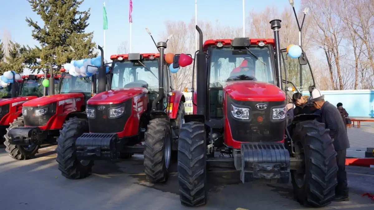 В 2025 году через лизинг фермерам Кыргызстана было передано более 2000 единиц сельхозтехники Сельхозпроизводителям Кыргызстана предоставляется лизинг техники и оборудования на 7 лет под 6 годовых По данным республиканского Министерства водных ресурсов и сельского хозяйства фермерам всего передано более 9 тысяч единиц техники Подробнее читайте