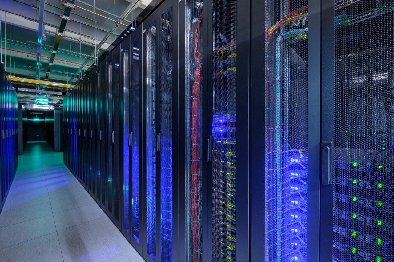 Москва без ЦОДов На прошлой неделе мы писали о нехватке мощностей для обеспечения новых ЦОДов в столице Видимо это и правда так Правительство Москвы хочет ввести запрет на подключение ЦОДов об этом коллегам из Ъ рассказали источники При этом мера не будет затрагивать вычислительные мощности для майнинга Также пока не ясно как запрет будет реализован с правовой точки зрения и в течение какого срока он будет действовать По мнению директора Центра исследований в электроэнергетике НИУ ВШЭ Сергея Сасима в Москве просто нет достаточного количества питающих центров для удовлетворения запроса со стороны компаний занимающихся развитием ЦОДов Строительство центров питания по его словам потребовало бы существенно более высоких темпов роста тарифов на передачу что противоречит и макроэкономическим ограничениям и условиям регуляторных соглашений Поэтому введение ограничительных мер по присоединению объектов ЦОДов по мнению аналитика весьма вероятно   СофтТех