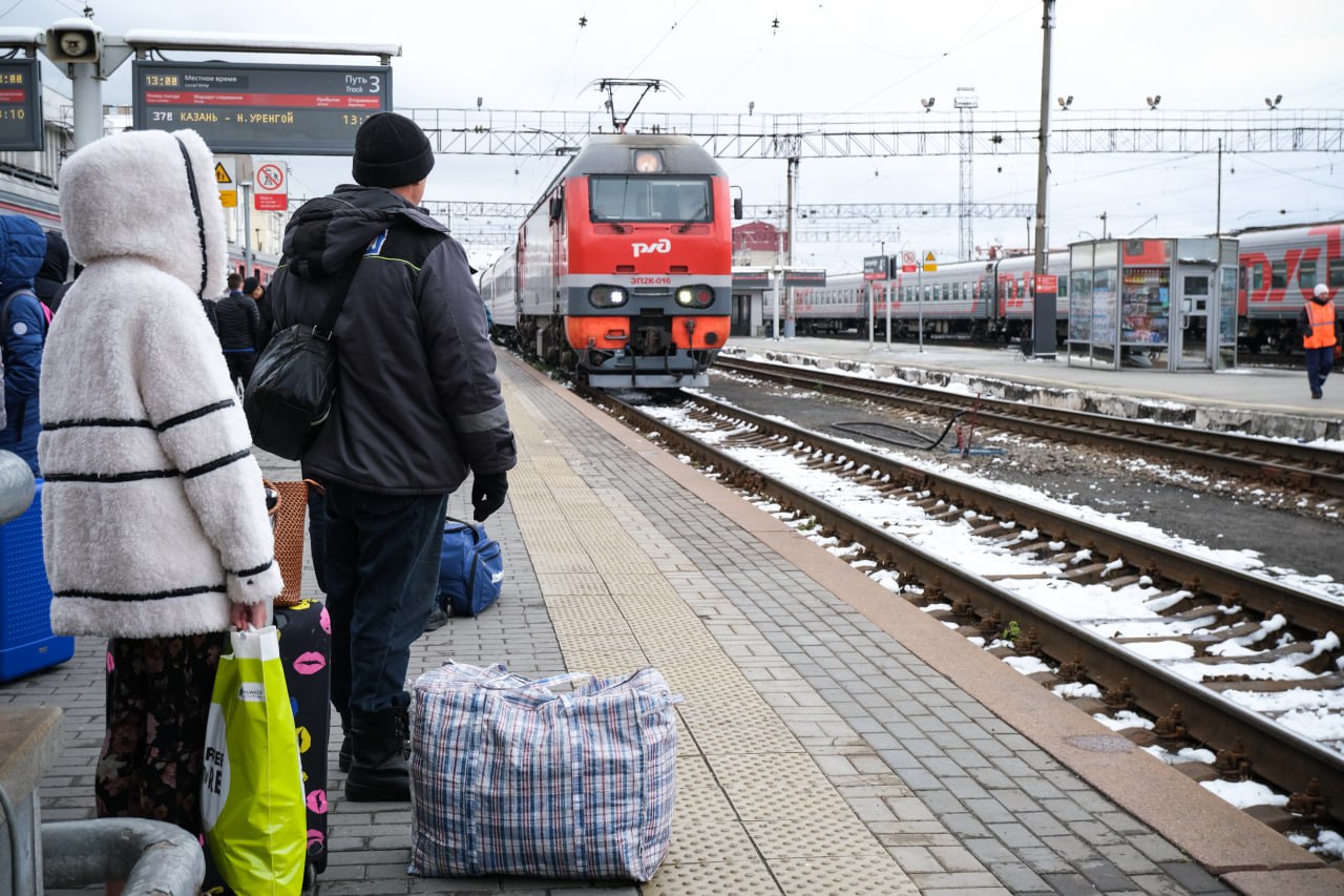 Дополнительные электрички будут ездить из Екатеринбурга на февральские праздники С 19 по 24 февраля добавят два рейса между Екатеринбургом и Челябинском Поезда будут отправляться в 08 34 11 41 18 07 с железнодорожного вокзала В Нижний Тагил 23 февраля будет два рейса в 10 33 и в 19 31 Поезд Финист Екатеринбург Шаля будет отправляться в 17 37 21 и 23 февраля Также добавят ночной рейс в 4 38 22 и 24 февраля Кроме того в праздники изменится расписание некоторых поездов Электрички которые ходят только по будням отменят Подробней об этом можно узнать на сайте Свердловской пригородной компании