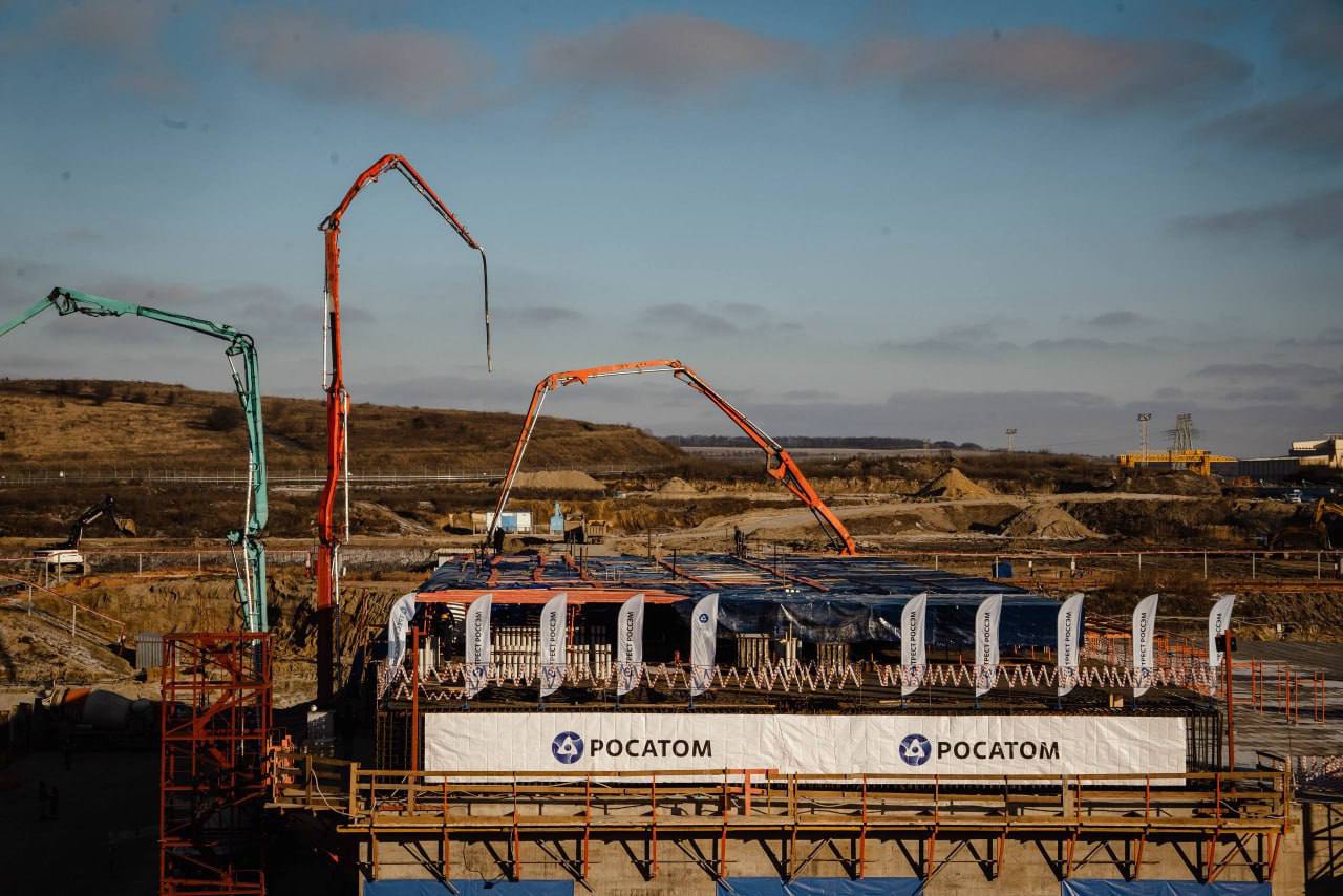 Курская АЭС 2 начала бетонирование фундаментной плиты третьего энергоблока Курская АЭС 2 в конце декабря начала заливку первого бетона фундаментной плиты энергоблока 3 тем самым дав старт ключевому этапу строительства нового энергоблока Об этом сегодня сообщил губернатор Александр Хинштейн Площадь фундаментной плиты 5 3 тыс кв метров Она разделена на 6 захваток бетонирования Объем той куда пошел первый бетон около 1 9 тыс куб метров заполнялся около суток А всего в эту фундаментную плиту будет уложено более 15 тыс кубометров бетона нерушимая основа будущего курской энергетики Особенно значимо что впервые с советских времен мы возвращаемся к поточному методу строительства и применяем его на площадке одного из титанов промышленности написал он в своем канале Хинштейн отметил что заливка первого бетона позволит перейти к долгожданному возведению зданий тепломонтажным работам и монтажу оборудования Физпуск первого энергоблока Курской АЭС 2 состоялся 31 декабря 2025 года