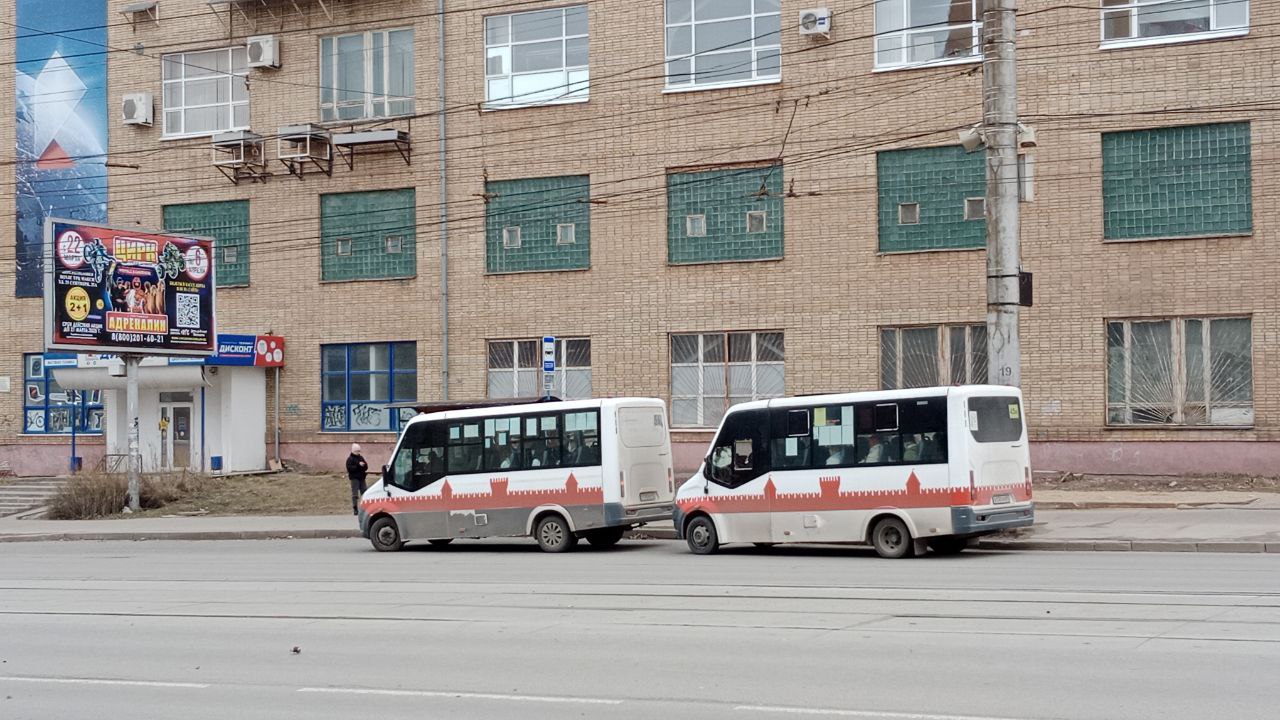 В маршрутках Смоленска подорожает проезд В части маршруток Смоленска ожидается повышение стоимости проезда Речь идет о микроавтобусах ООО Меркурий которые курсируют по маршрутам 6н 27н 56н Согласно объявлениям размещенным в транспортных средствах перевозчика с 25 октября цена за одну поездку вырастет до 42 рублей Это касается как оплаты наличными так и расчетов при помощи банковских карт По данным администрации областного центра пока о грядущем подорожании проезда заявил только один перевозчик Другие подобных заявлений не делали