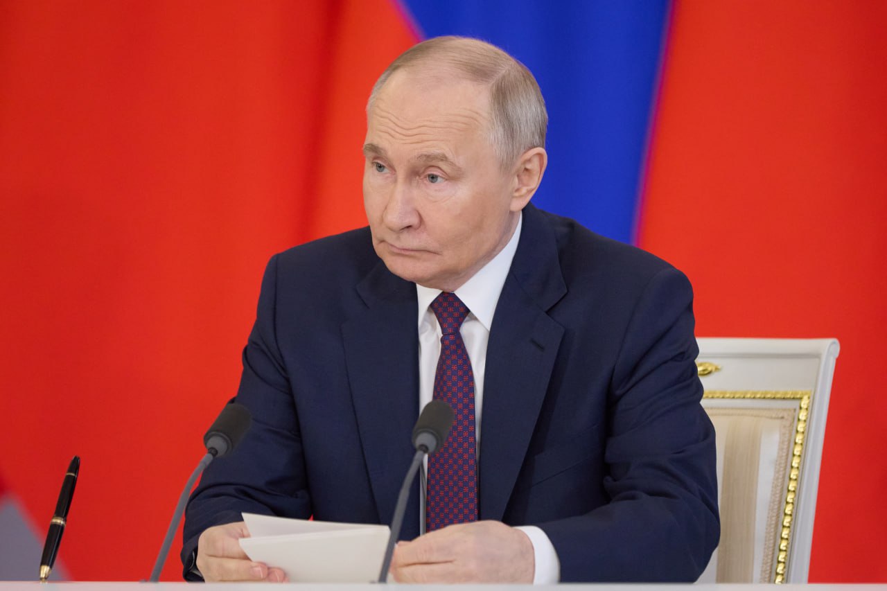 Путин подписал закон о скидках при дарении жилья близким родственникам Теперь при дарении недвижимости близким родственникам можно получить скидку 50% на госпошлину за нотариальное оформление. Льгота распространяется на супругов, родителей и детей включая усыновлённых , бабушек и дедушек, внуков, братьев и сестёр. Также от пошлины в 3 тыс. руб. освобождаются родители при обращении в суд о признании несовершеннолетнего ребёнка с ментальными нарушениями недееспособным. #законы Фото: Михаил Гребенщиков / РБК Читать РБК Недвижимость в Telegram