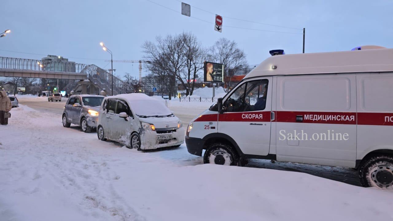 «Возможно криминал»: скорая помощь и полиция приехали к автобусной остановке в центре Южно-Сахалинска  Около 9 часов утра на проспект Мира, напротив ТЦ «Дом торговли», прибыли автомобиль скорой помощи и сотрудники полиции. Информация об этом появилась в Telegram-канале Автолента.   «Возле остановки стоят два автомобиля на "аварийках", в одном из них открыты двери. Рядом стоит скорая. То ли ДТП, то ли кому-то плохо стало»,  — сообщили в паблике.   Очевидец сообщил, что в 10:15 экстренные службы по-прежнему находятся на месте.   «Скорая до сих пор стоит и полиция приехала, может и криминал»,   — добавил сахалинец.   ———    :     Прислать нам новость: